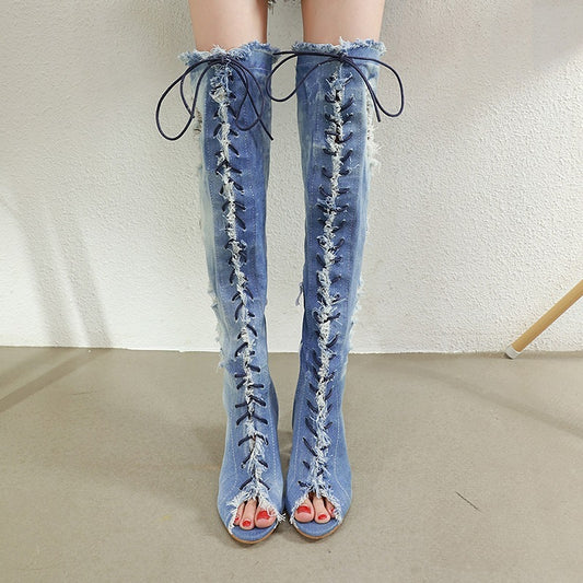 Stiefel aus Denim mit Blockabsatz und Fischmaulriemen und römischem High Heel