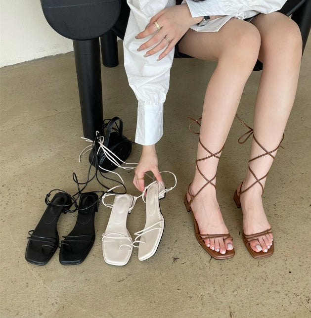 Römische Sandalen mit klobigem Absatz, Sommer, neuer koreanischer Stil, quadratische Zehenpartie, ausgehöhlter Riemen, Damenschuhe mit mittlerem Absatz