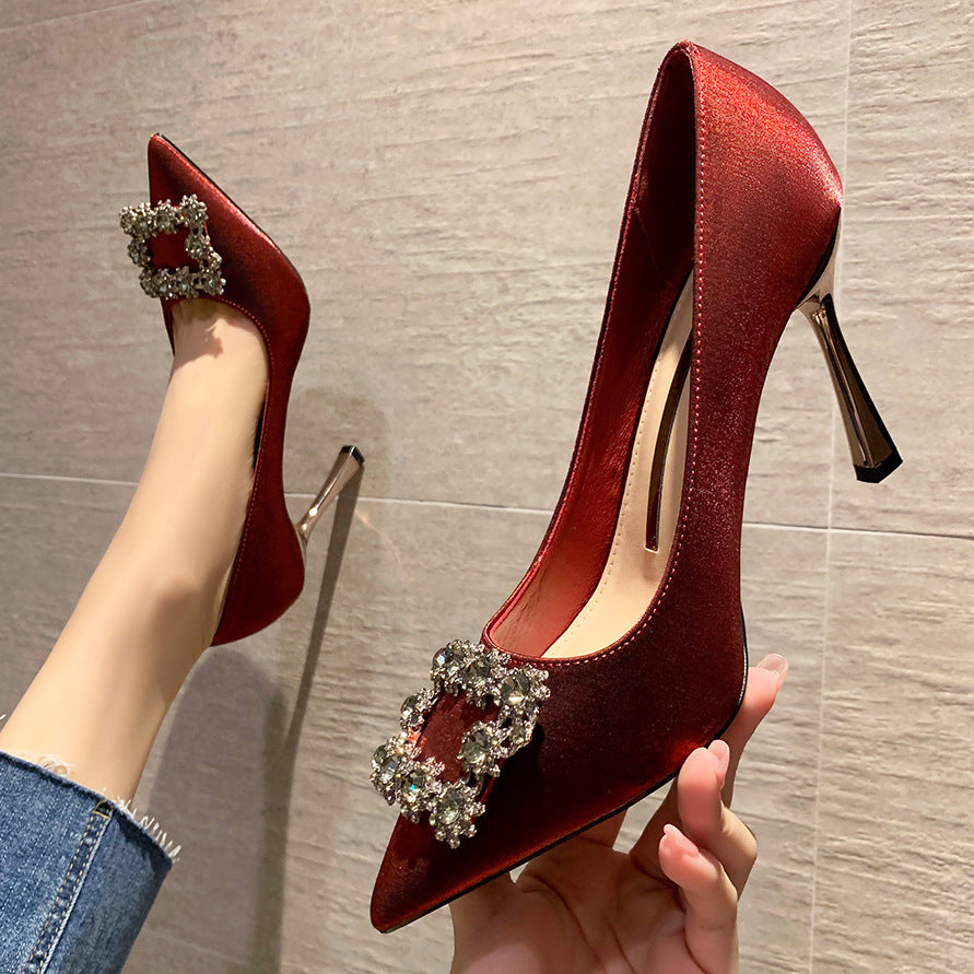 Zapatos de mujer con tacón de aguja y diamantes de imitación de red de satén rojo