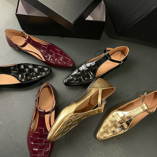 Modische, spitze, flache Schuhe aus goldenem Leder