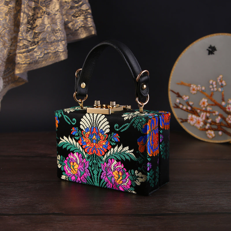 Nischen-Retro-Antik-Handtasche mit exquisiter Blumenstickerei