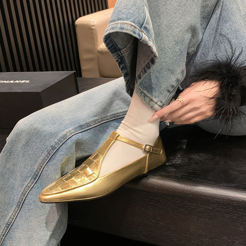 Modische, spitze, flache Schuhe aus goldenem Leder