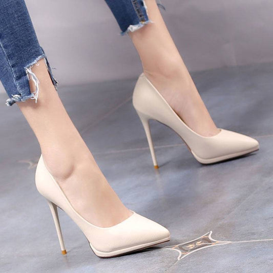 Modische Schuhe mit Stilettoabsatz und Nude-Farben