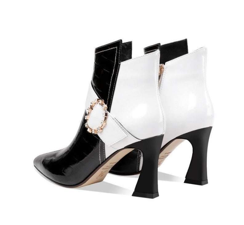 Modische Stiefeletten mit farblich passenden High Heels und Farbblockdesign