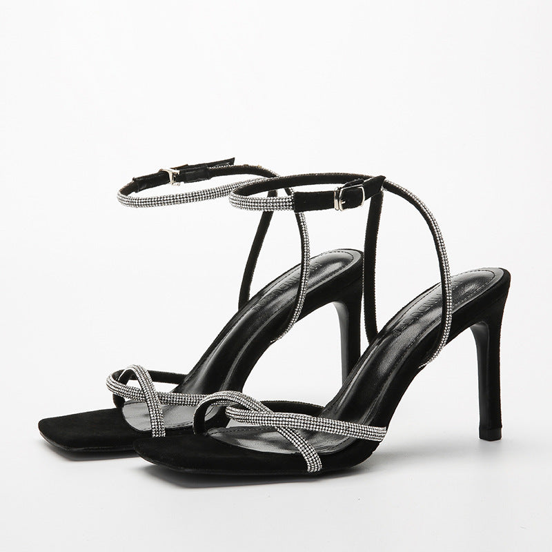 Passende Sandalen mit einem Riemen und hohem Absatz