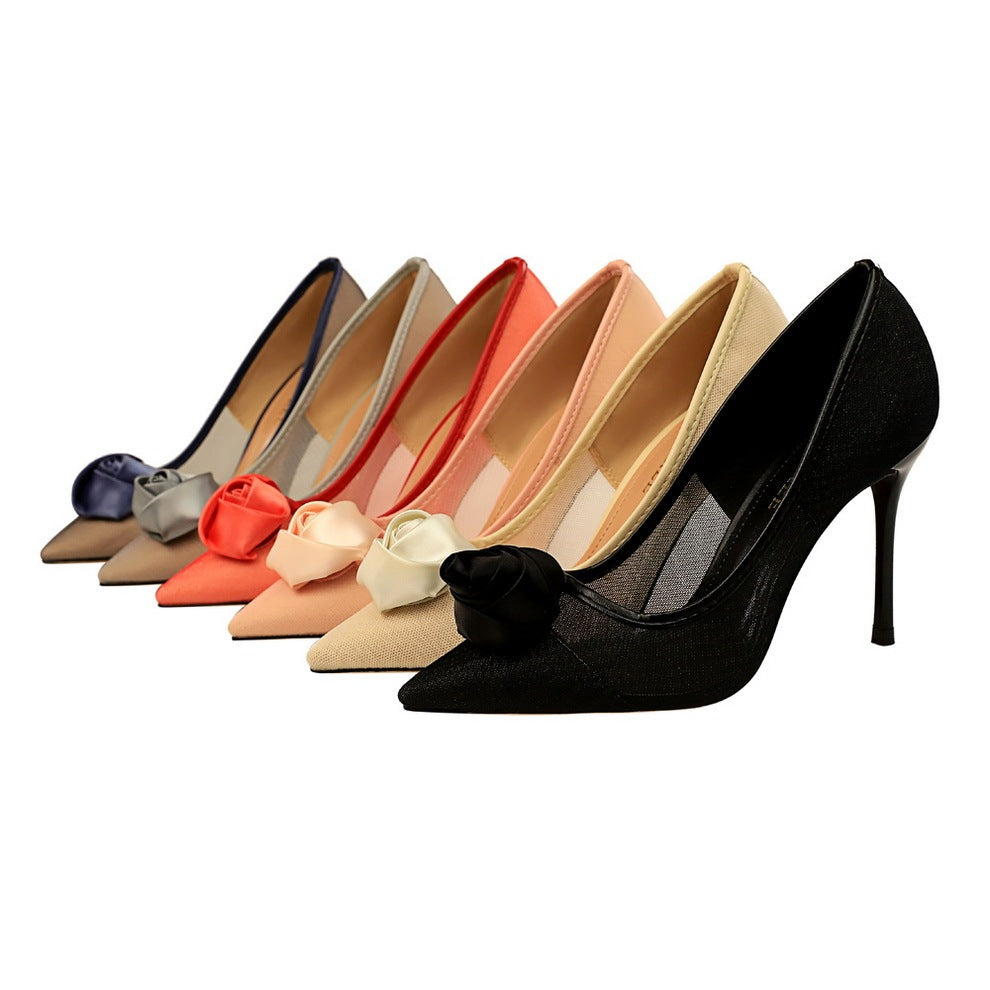 Damen Pumps aus Satin mit Blumenmuster und Cut-out