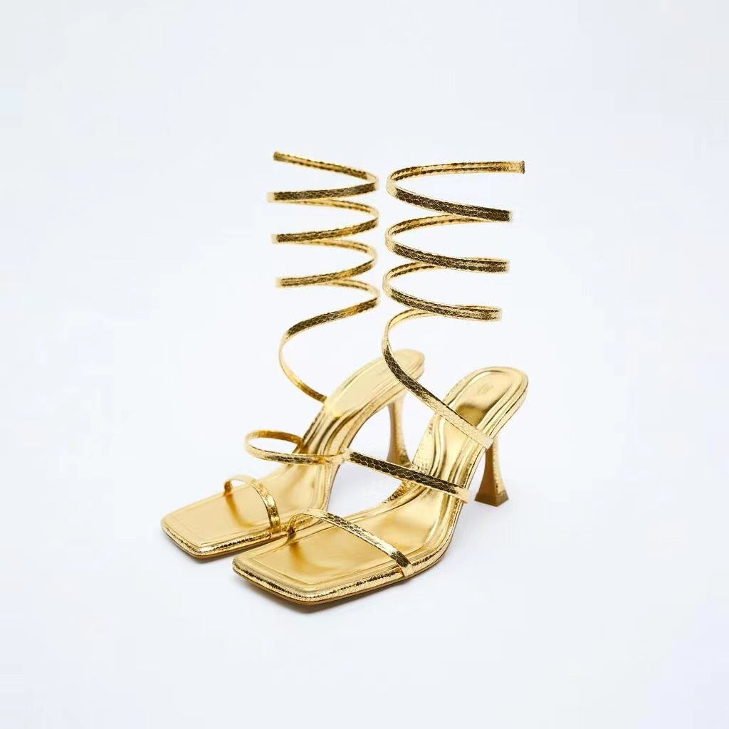 Neue Damen-Sandalen mit Spiralriemen und hohem Absatz