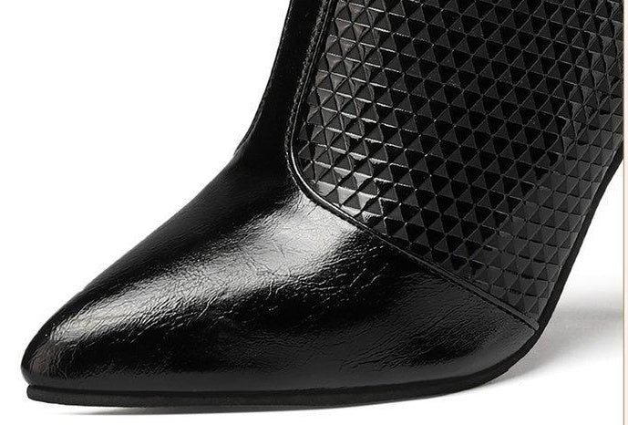 Schwarze, spitze französische Stiletto-Stiefeletten