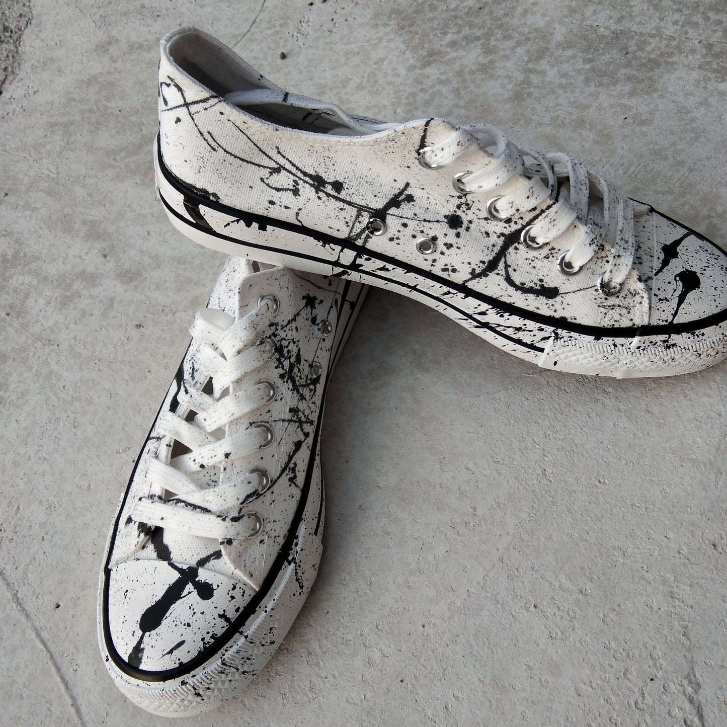 Men's And Women's Hand-painted Trendy Graffiti Canvas Shoes