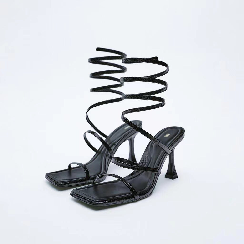 Neue Damen-Sandalen mit Spiralriemen und hohem Absatz