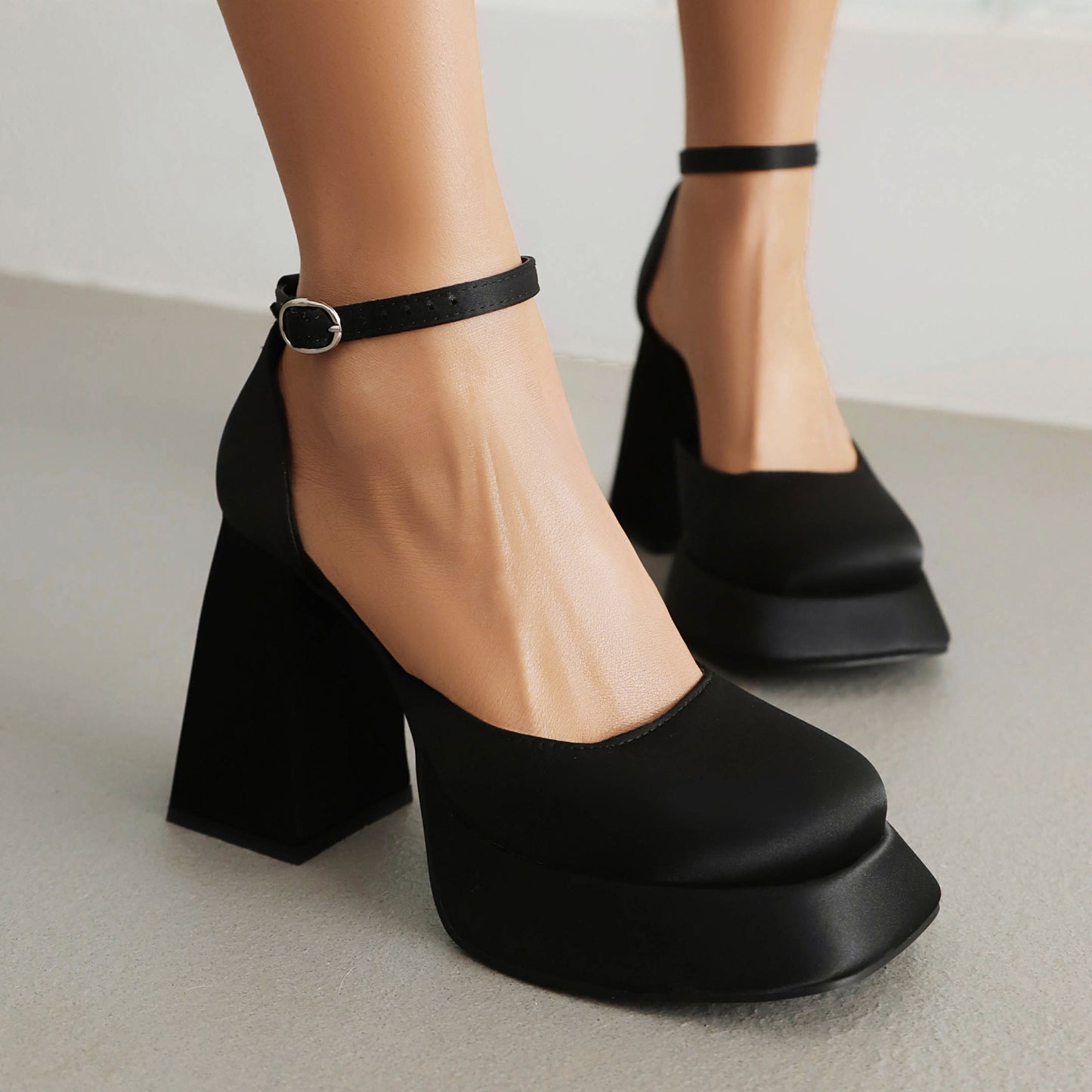 Women's Oversized High Heels With A Straight Line Sardine Strap