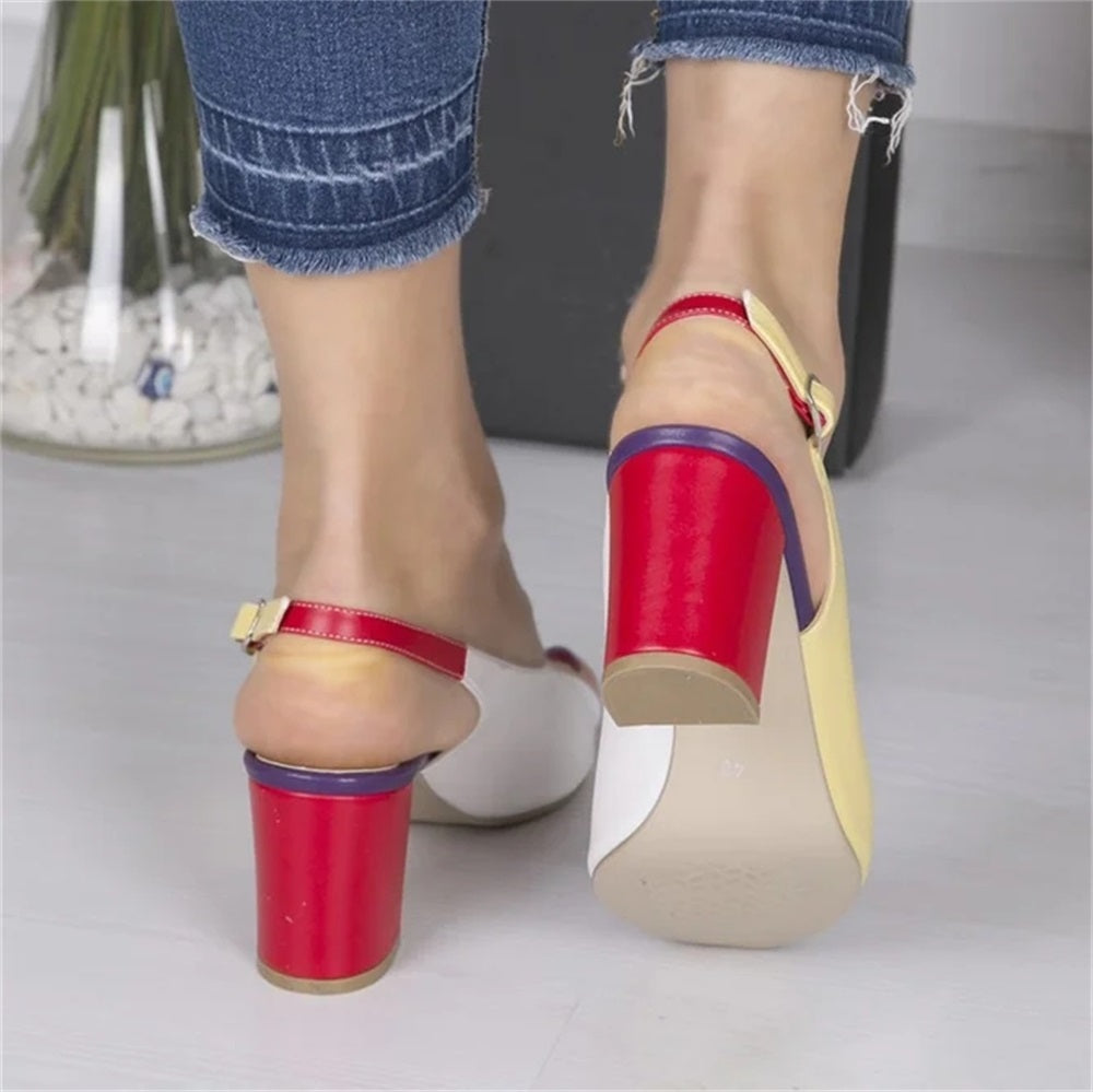 Farbblockierung und Colorblocking Helle und schöne High Heels-Sandalen